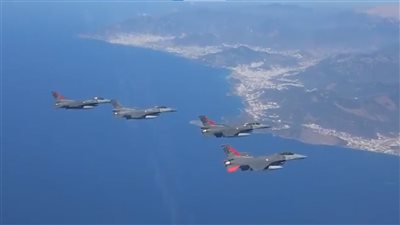 مقاتلات جوية تركية تنفذ استعراضًا في سماء قبرص (فيديو)