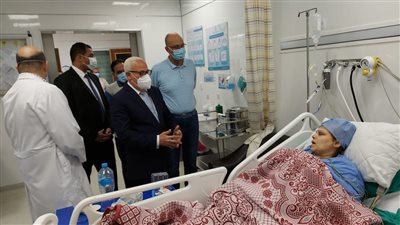 محافظ بورسعيد يتكفل بشراء صفائح دموية لأحد المرضى (صور) 