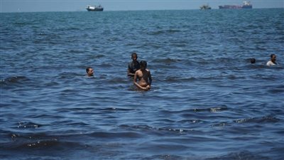 عودة الحياة لشاطئ بورسعيد عقب السيطرة على 