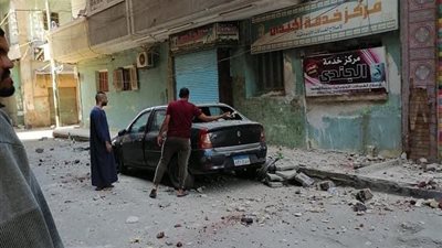 سقوط بلكونة بإحدى العمارات بمدينة بنها يتسبب في تلفيات بسيارة