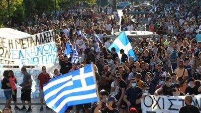 اشتباكات بين الشرطة اليونانية ومحتجين رافضين للتطعيم الإجباري بلقاح كورونا 