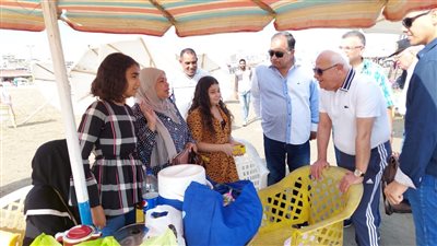 محافظ بورسعيد يعلن انتهاء أزمة بقعة الزيت واستقبال آلاف المصطافين (صور) 