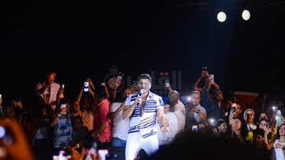 هبط على المسرح بـ “سقالة”.. أبرز مشاهد حفل تامر حسني في العلمين الجديدة (صور)