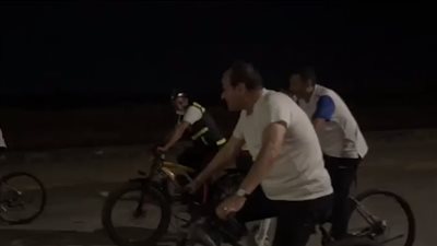خلال تجوله بالدراجة.. الرئيس السيسي لمجند شرطة: “أنا زي أبوك” (فيديو)