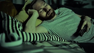 مشاهدة التلفاز وقتًا طويلًا يزيد من خطر انقطاع التنفس أثناء النوم ( دراسة)