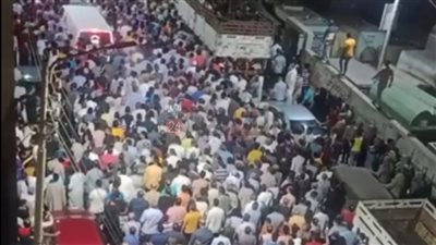أهالي المحمودية يشيعون جثامين أسرة كاملة لقيت مصرعها في حادث سيارة بمطروح (صور)