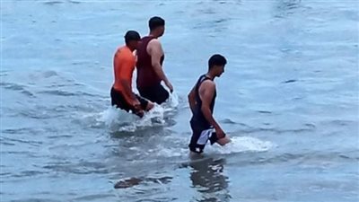 إنقاذ شاب من الغرق على شاطئ بورسعيد (صور)