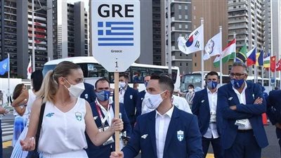 البعثة اليونانية تقص شريط طابور العرض في افتتاح أولمبياد طوكيو