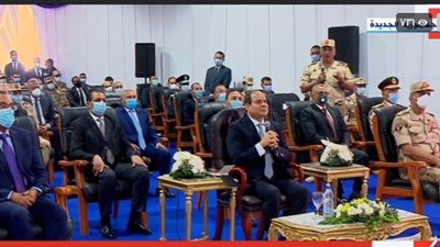 الرئيس السيسي: جاري تحويل طرق محور التعمير إلى 9 حارات بدلًا من 3