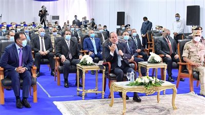 السيسي: بنجيب رجالة تشتغل معانا ونضع فيها الثقة في مشاريع بتتكلف عشرات المليارات