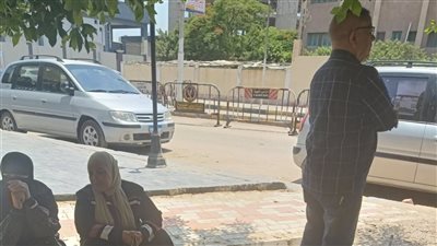 القلق يسيطر على أولياء الأمور أمام لجان الثانوية العامة بالقليوبية 