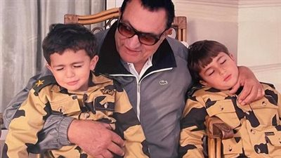 عمر علاء يشارك متابعيه صورة تجمعه بالراحل مبارك