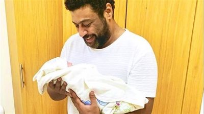 محمد جمعة يرزق بمولودة جديدة.. وفنانون يهنئونه (صورة)