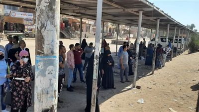 اعتراضًا على تعريفة الركوب.. زحام بموقف سيارات دشنا في قنا بسبب إضراب السائقين 