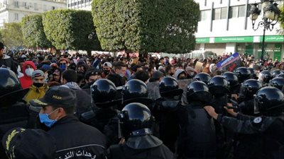 انتشار أمني مكثف بالعاصمة التونسية مع بدء الاحتجاجات بمحيط البرلمان