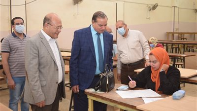 رئيس جامعة سوهاج يتفقد امتحانات الدراسات العليا بكليتي التربية والتكنولجيا والتعليم