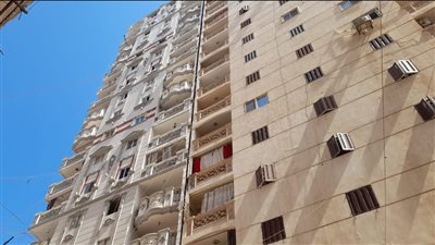 عيوب إنشائية.. تفاصيل التحقيقات في عقار الإسكندرية المائل 