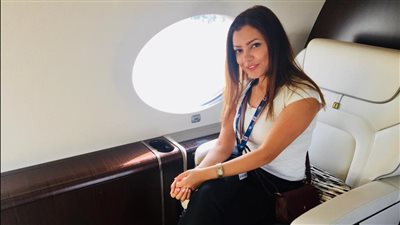 قصة فتاة مصرية تركت مجال الطيران من أجل الغناء (صور وفيديو)