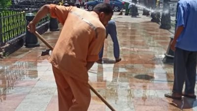 غسيل وتطهير ميدان رمسيس ضمن حملة نظافة مكبرة لشوارع القاهرة (صور)