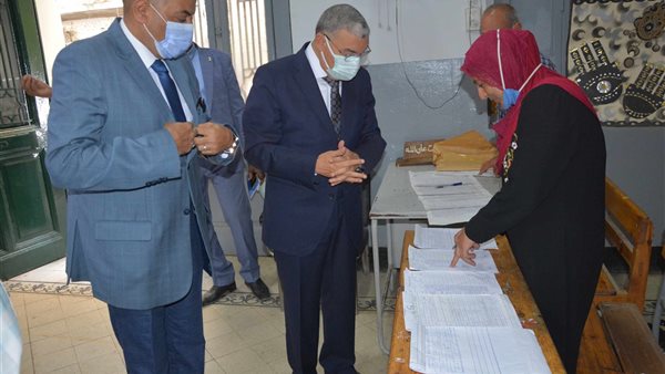 محافظ المنيا داخل