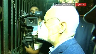 الجيش التونسي يمنع راشد الغنوشي من دخول مبنى البرلمان (فيديو)