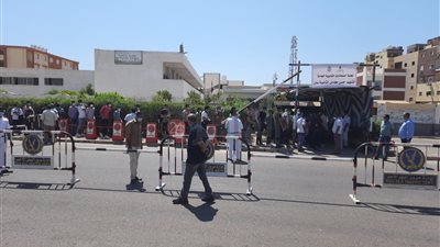 توافد طلاب الثانوية بالغردقة على اللجان لأداء امتحان اللغة الأجنبية الأولى (صور)