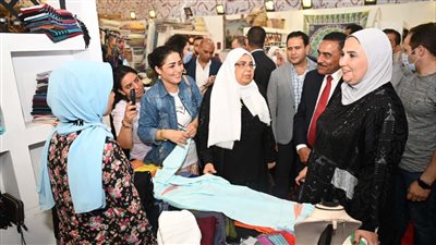 وزيرة التضامن: السيسي وجّه بتشجيع المُنتجات الحرفية والمشروعات متناهية الصغر 
