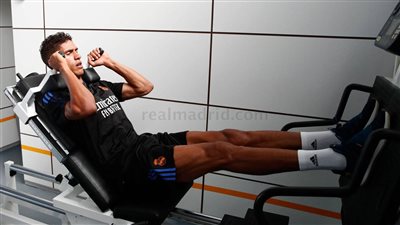 تقارير: ريال مدريد يعلن انتقال فاران إلى مانشستر يونايتد