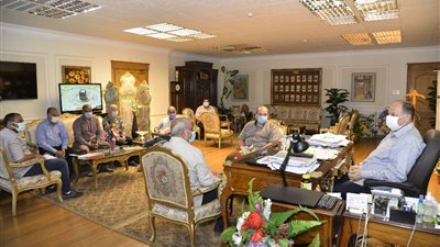 محافظ أسيوط يتابع موقف توفير الأراضي اللازمة لإنشاء مشروعات خدمية بالقرى 