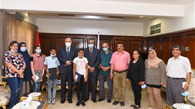 محافظ قنا يكرم الطلاب المتفوقين علميًا بدور الرعاية