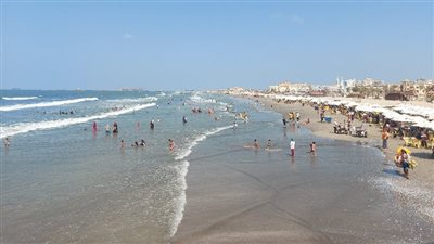 شاطئ بورسعيد يشهد إقبالًا متوسطًا من المصطافين مع انكسار ارتفاع الأمواج (فيديو)