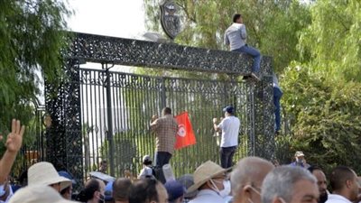 الأمن التونسي يتصدى لمحاولة اقتحام مبنى البرلمان من قبل أنصار حركة النهضة 