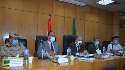 محافظ المنيا يناقش الخطة الاستثمارية وأعمال مبادرة حياة كريمة 