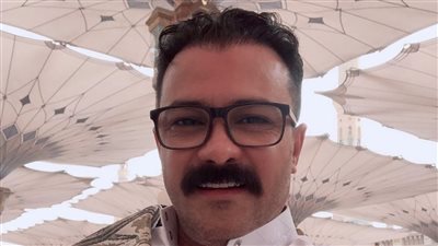 محمد رجب يطلب من جمهوره الدعاء لوالده بالشفاء 