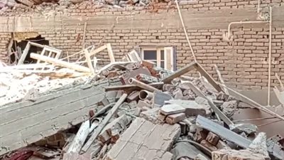 الحماية المدنية تحاول استخراج رجل وزوجته من أسفل عقار إمبابة المنهار (صور)