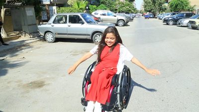 فتاة من ذوي الهمم تعاني من أمراض الكلى تناشد الفنان تامر حسني وتطلب لقاءه