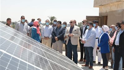 محافظ بني سويف يدشن 6 محطات لتوليد الكهرباء من الطاقة الشمسية في مركز ببا
