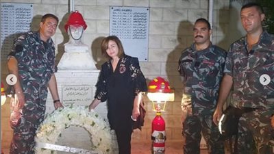 إلهام شاهين تزور النصب التذكاري لشهداء مرفأ بيروت: 