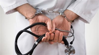 زوجة لاعب كرة سابق عاونت جراح المشاهير المخطئ في إجراء عمليات تجميل غير قانونية 