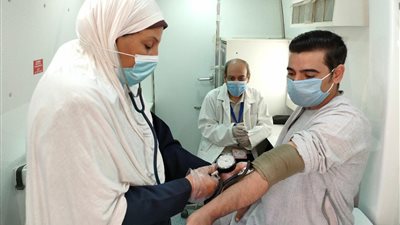 الكشف على 1800 مواطن في قافلة طبية بالمنيا