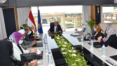 محافظ أسوان: تخصيص مدربين على لغة الإشارة بالمواقع الخدمية 