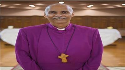 رئيس أساقفة الإسكندرية يكرم خريجة وحدة الصم الثانية على الجمهورية بالدبلومات الفنية