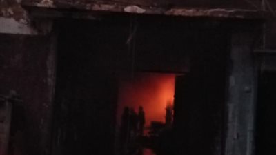 الدفع بـ5 سيارات إطفاء للسيطرة على حريق شركة منسوجات بشبرا الخيمة (صور)