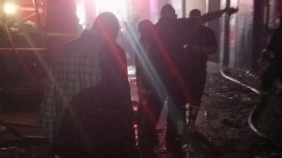 14 سيارة مطافئ تحكم السيطرة على حريق شركة منسوجات بشبرا الخيمة