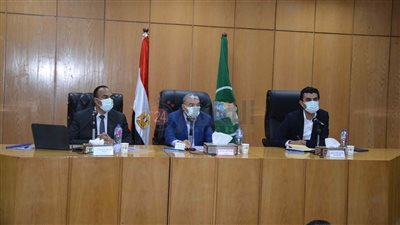 محافظ المنيا يناقش الموقف التنفيذي للقطاعات الخدمية بمشروعات 