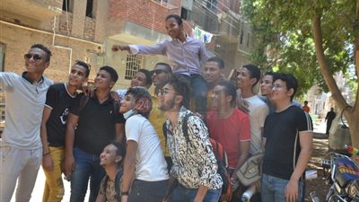 طلاب الثانوية بالأقصر يودعون الامتحانات بالرقص على الدف (صور وفيديو)