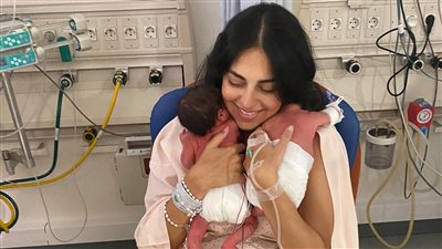 اللبنانية فاليري أبو شقرا تنشر أول صورة لها مع توأمها من داخل المستشفى