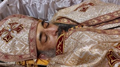 صلوات تجنيز القس بطرس وليم في كنيسته بالأزبكية