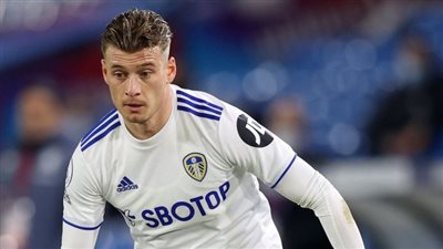 رسميا.. أهلي جدة يعلن التوقيع مع لاعب ليدز يونايتد