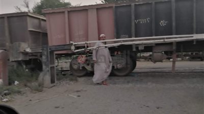 تعطل قطار بضائع أمام مزلقان لمدة نصف ساعة في قنا